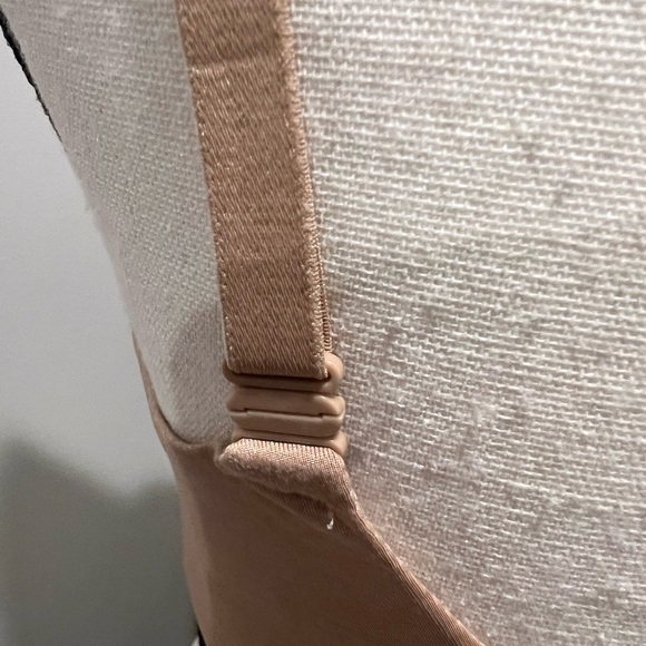 Victoria’s Secret T Shirt Bra with Uplift - 34D EUC - Picture 9 of 11